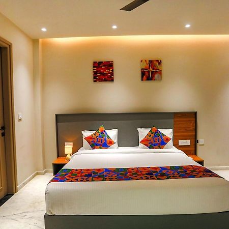 Fabhotel Clarks Suites Noida Exteriör bild