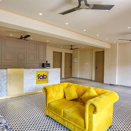 Fabhotel Clarks Suites Noida Exteriör bild