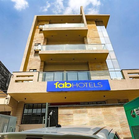 Fabhotel Clarks Suites Noida Exteriör bild