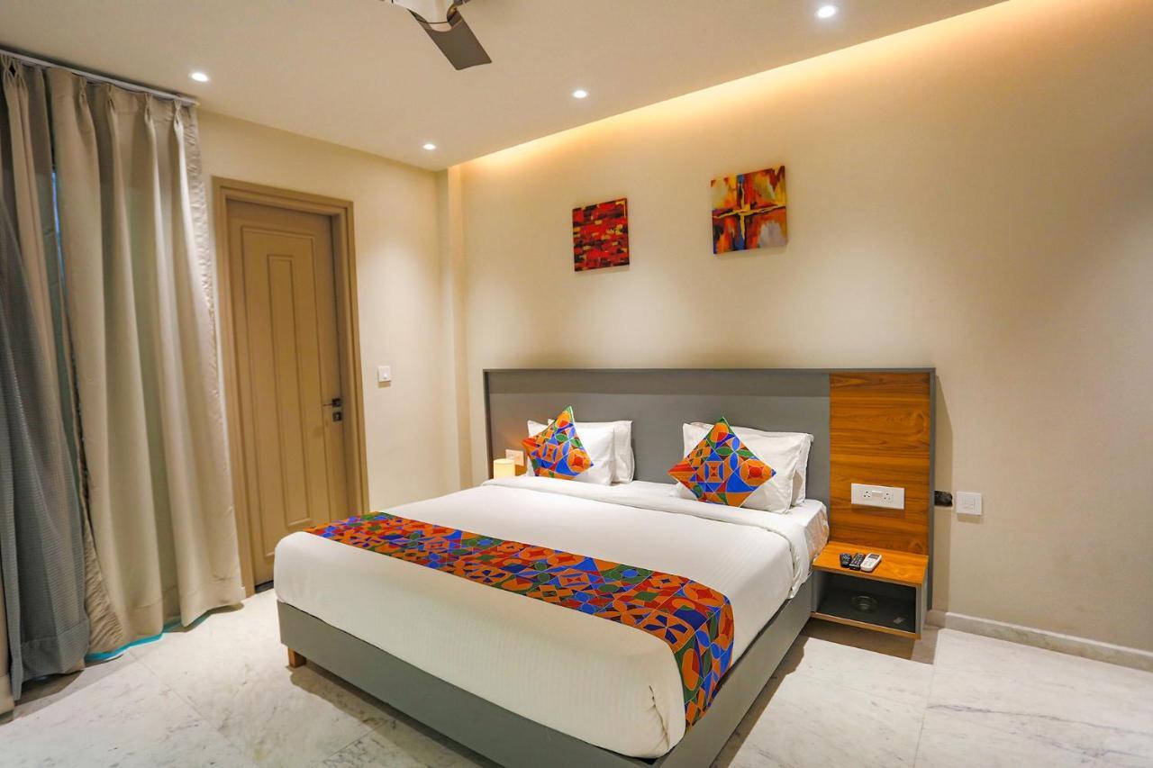 Fabhotel Clarks Suites Noida Exteriör bild