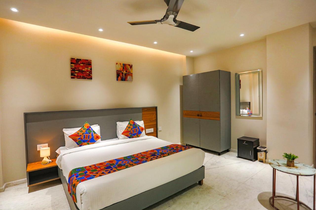Fabhotel Clarks Suites Noida Exteriör bild