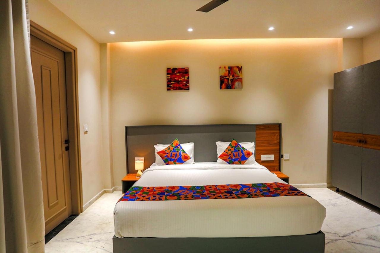 Fabhotel Clarks Suites Noida Exteriör bild