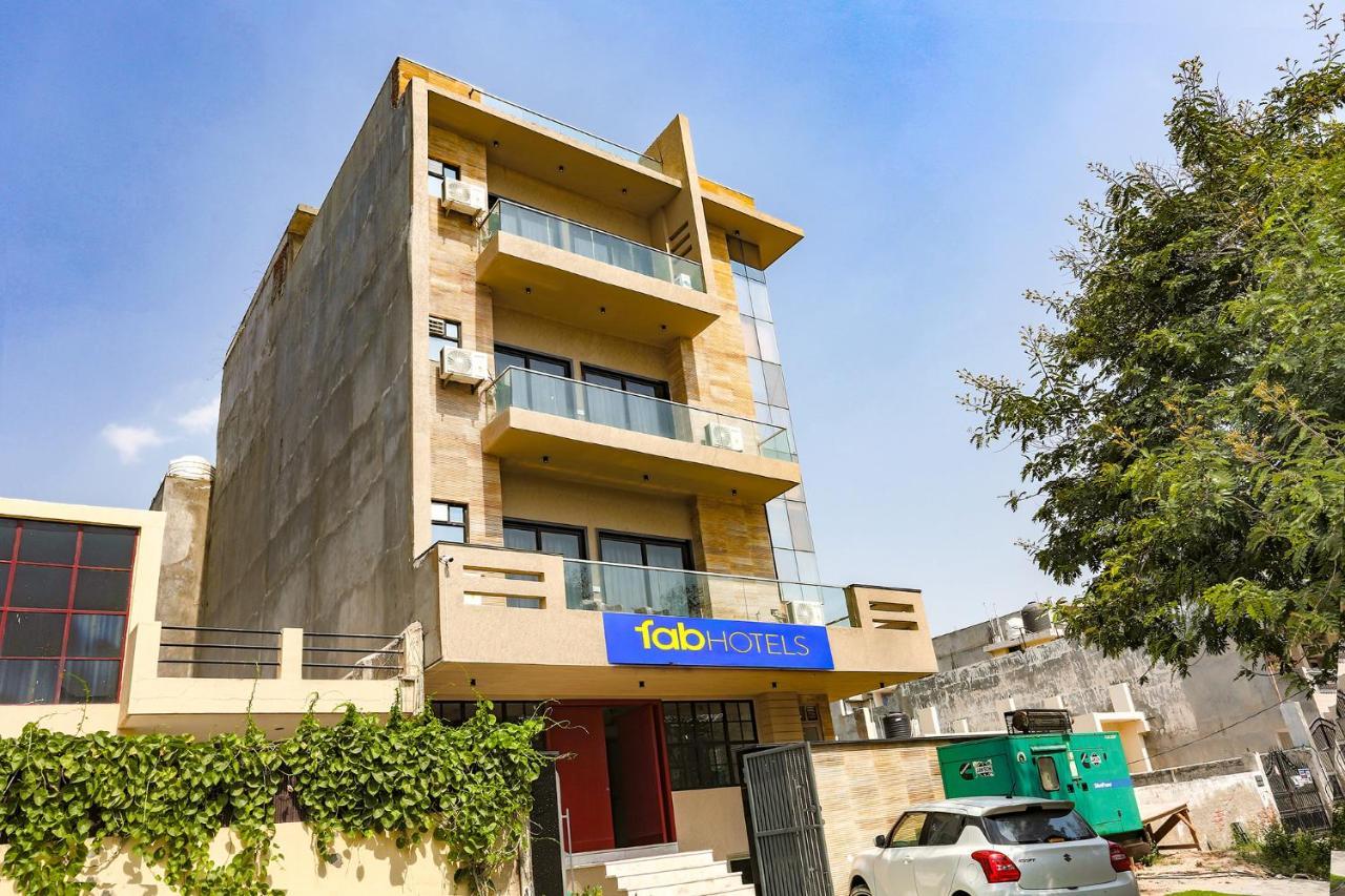 Fabhotel Clarks Suites Noida Exteriör bild