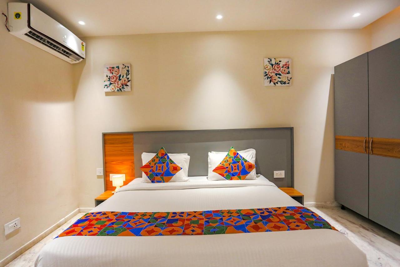 Fabhotel Clarks Suites Noida Exteriör bild