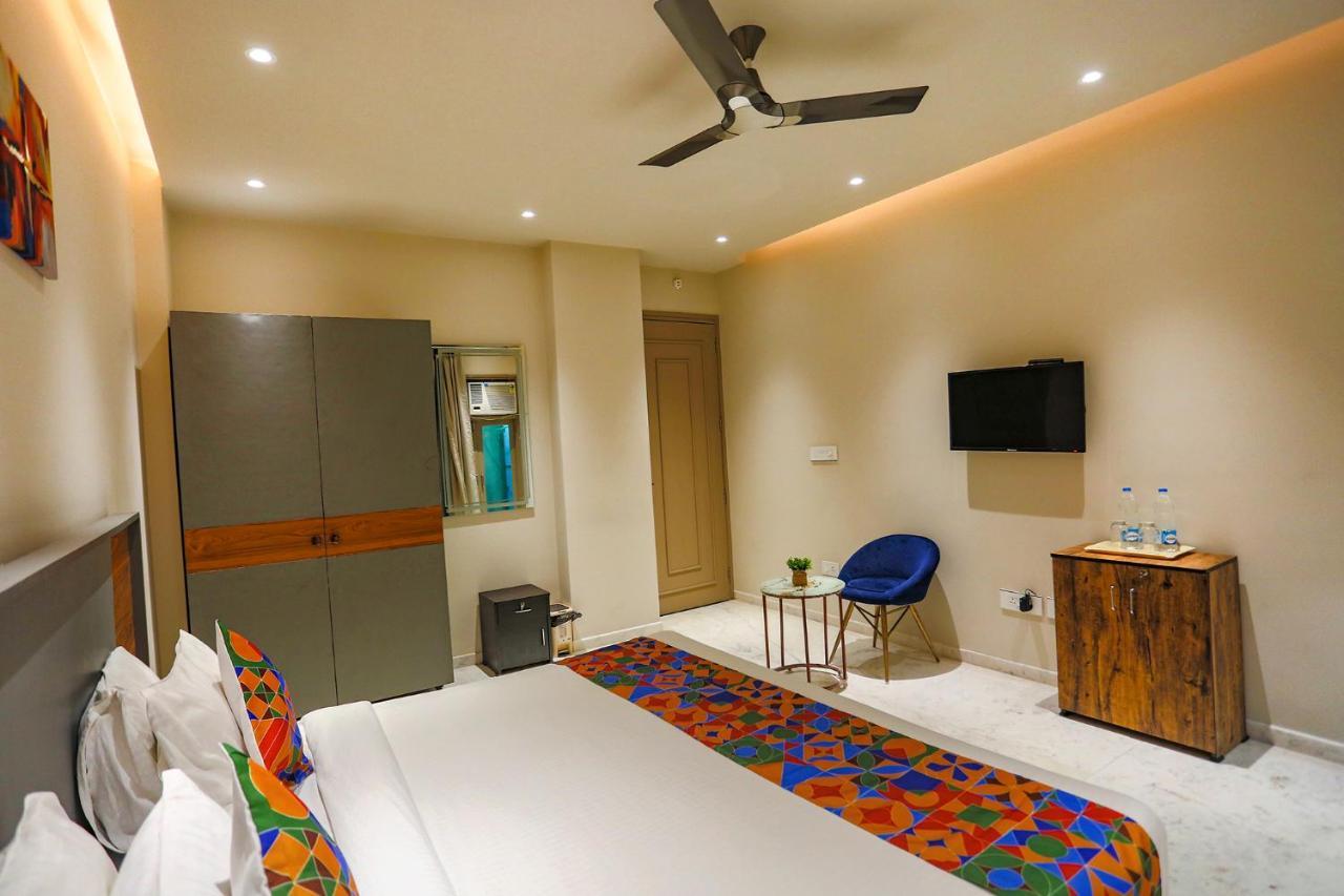 Fabhotel Clarks Suites Noida Exteriör bild