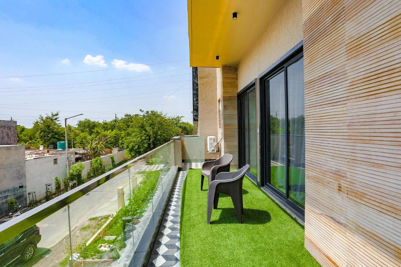 Fabhotel Clarks Suites Noida Exteriör bild