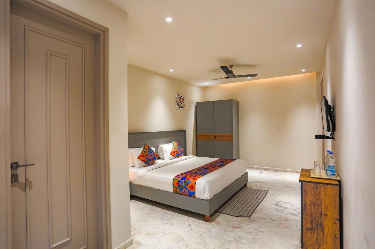 Fabhotel Clarks Suites Noida Exteriör bild