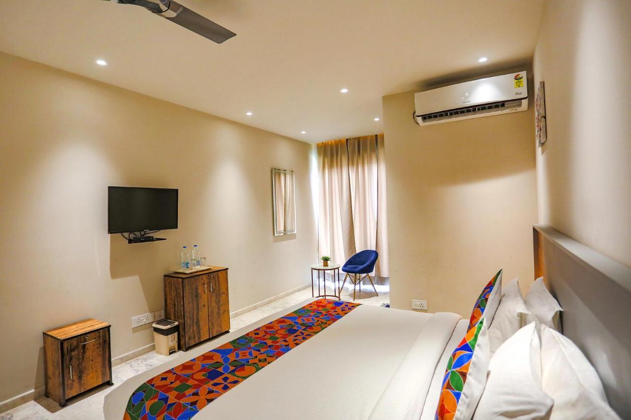 Fabhotel Clarks Suites Noida Exteriör bild