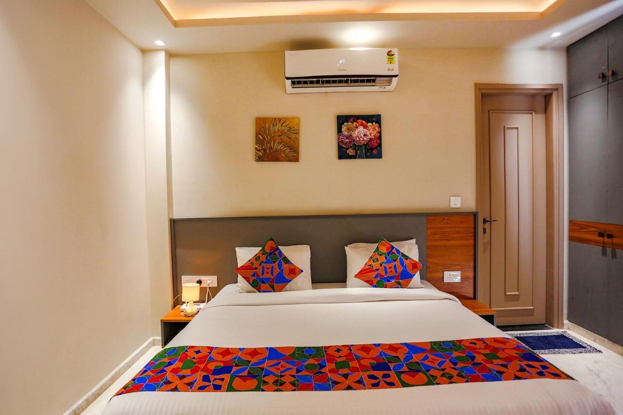 Fabhotel Clarks Suites Noida Exteriör bild