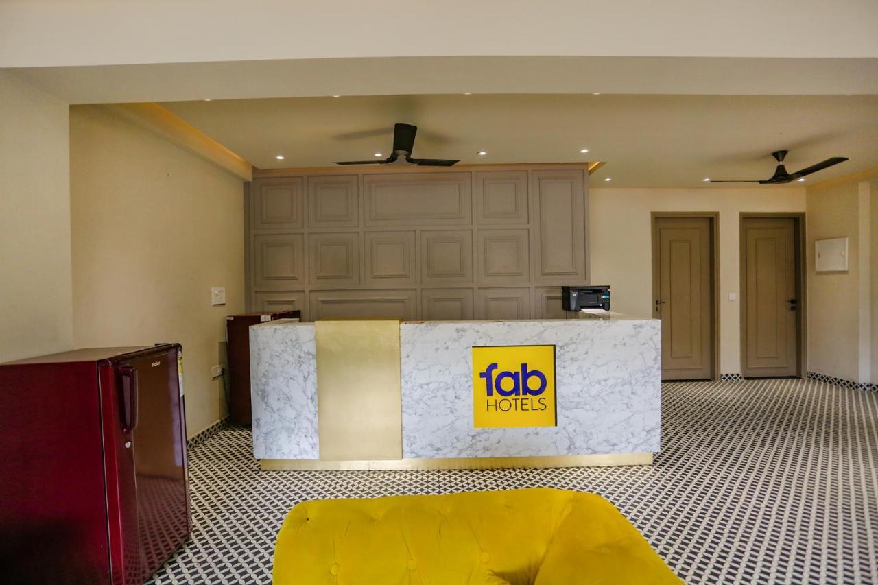 Fabhotel Clarks Suites Noida Exteriör bild