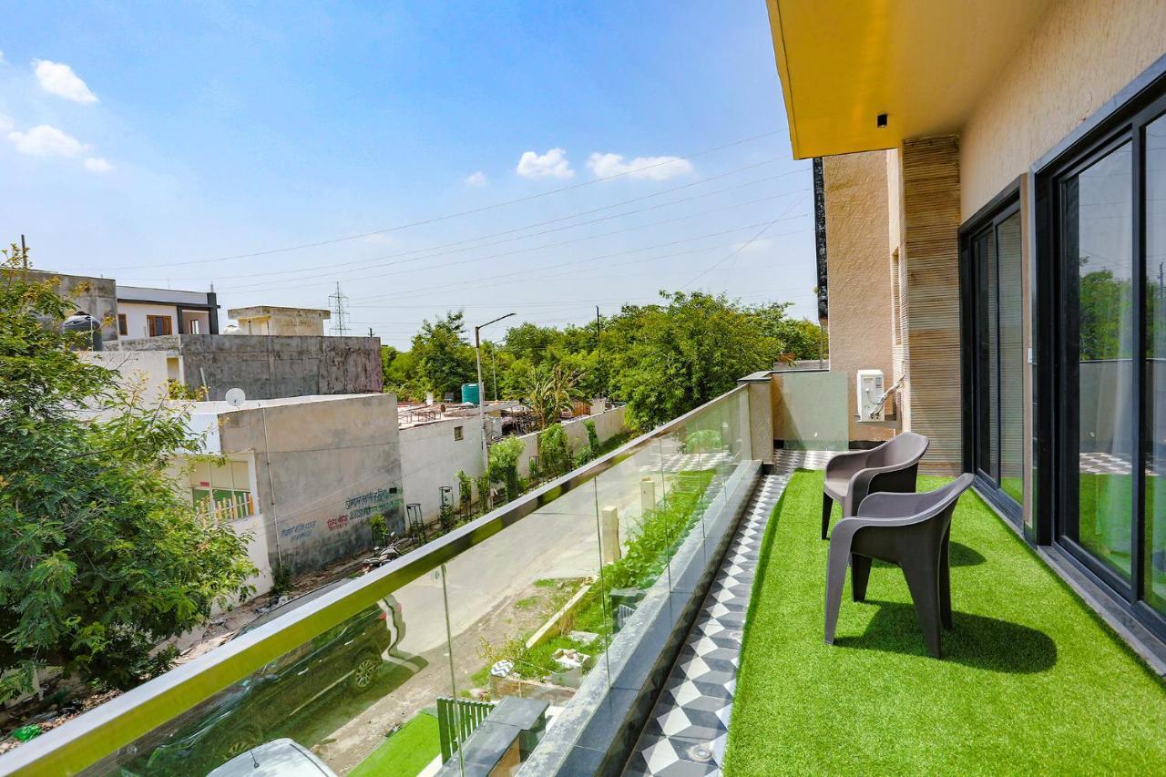 Fabhotel Clarks Suites Noida Exteriör bild