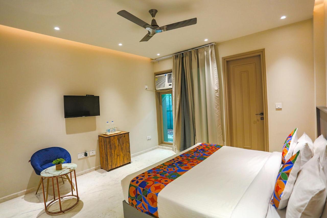 Fabhotel Clarks Suites Noida Exteriör bild