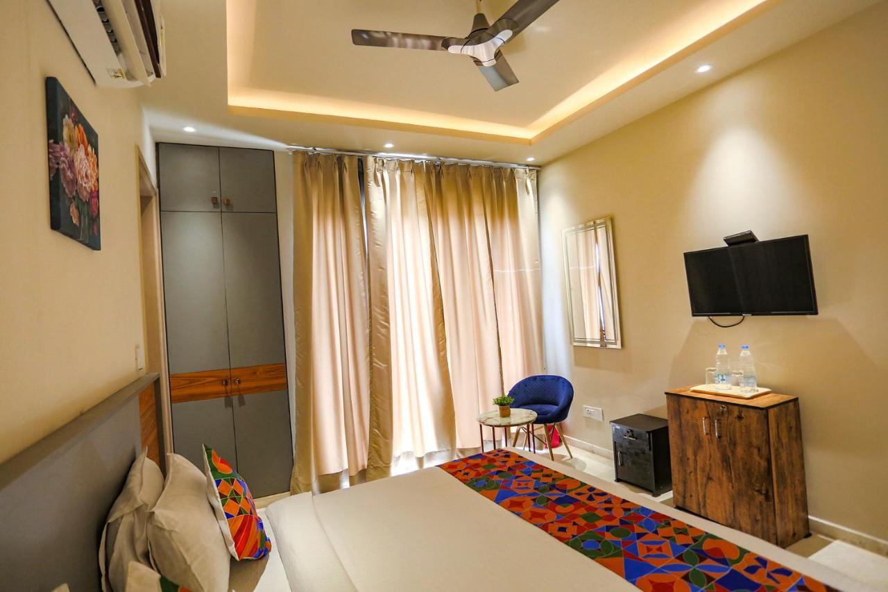 Fabhotel Clarks Suites Noida Exteriör bild