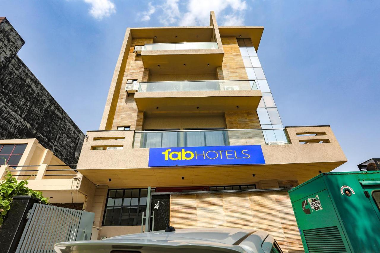 Fabhotel Clarks Suites Noida Exteriör bild