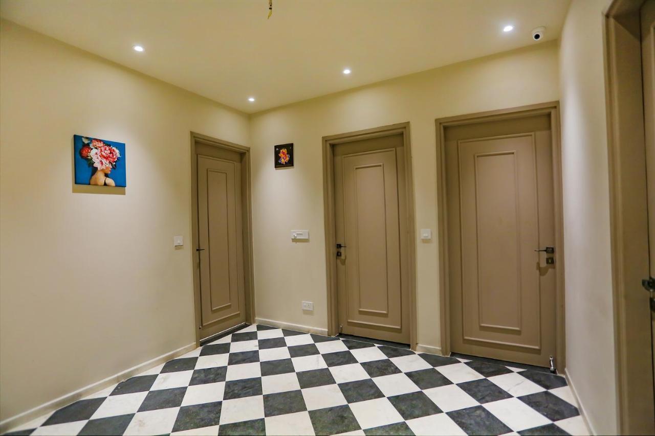 Fabhotel Clarks Suites Noida Exteriör bild
