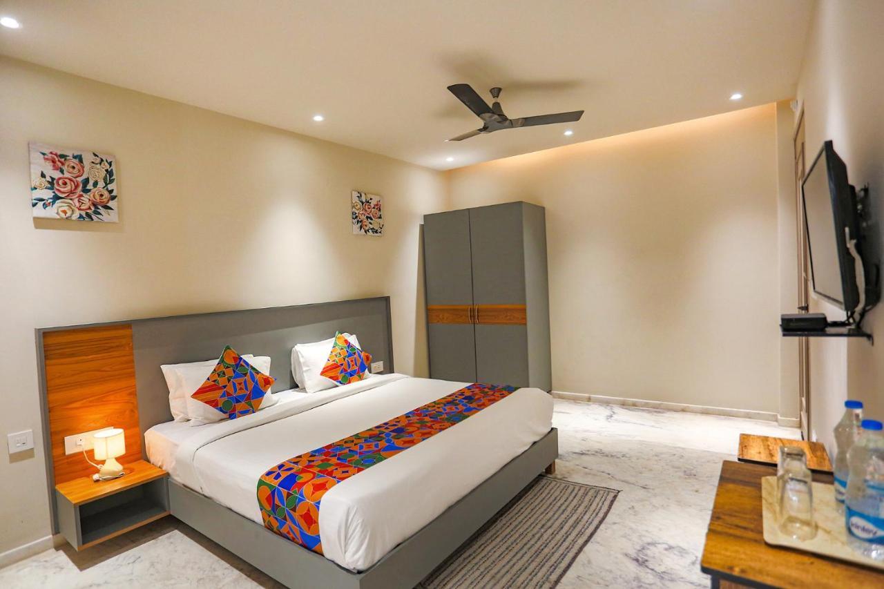 Fabhotel Clarks Suites Noida Exteriör bild