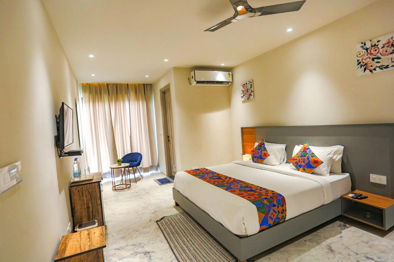 Fabhotel Clarks Suites Noida Exteriör bild