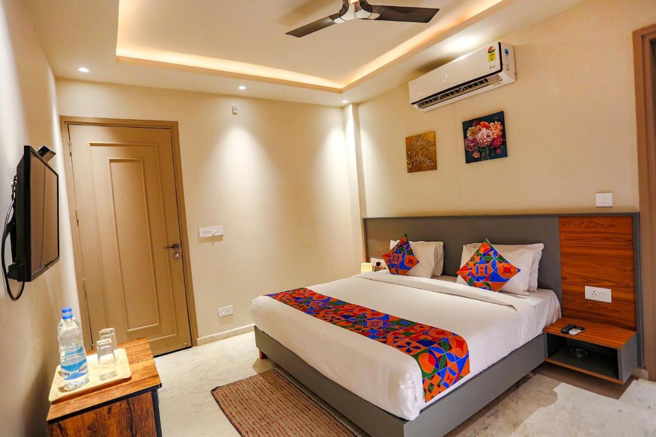 Fabhotel Clarks Suites Noida Exteriör bild