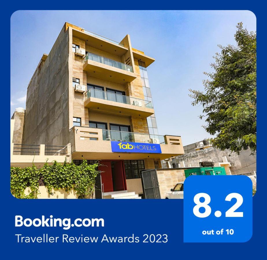 Fabhotel Clarks Suites Noida Exteriör bild